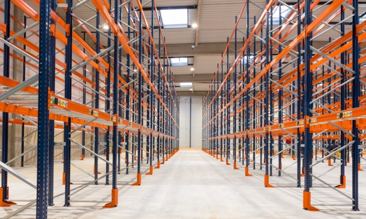 Dallage industriel équipé de racks de stockage