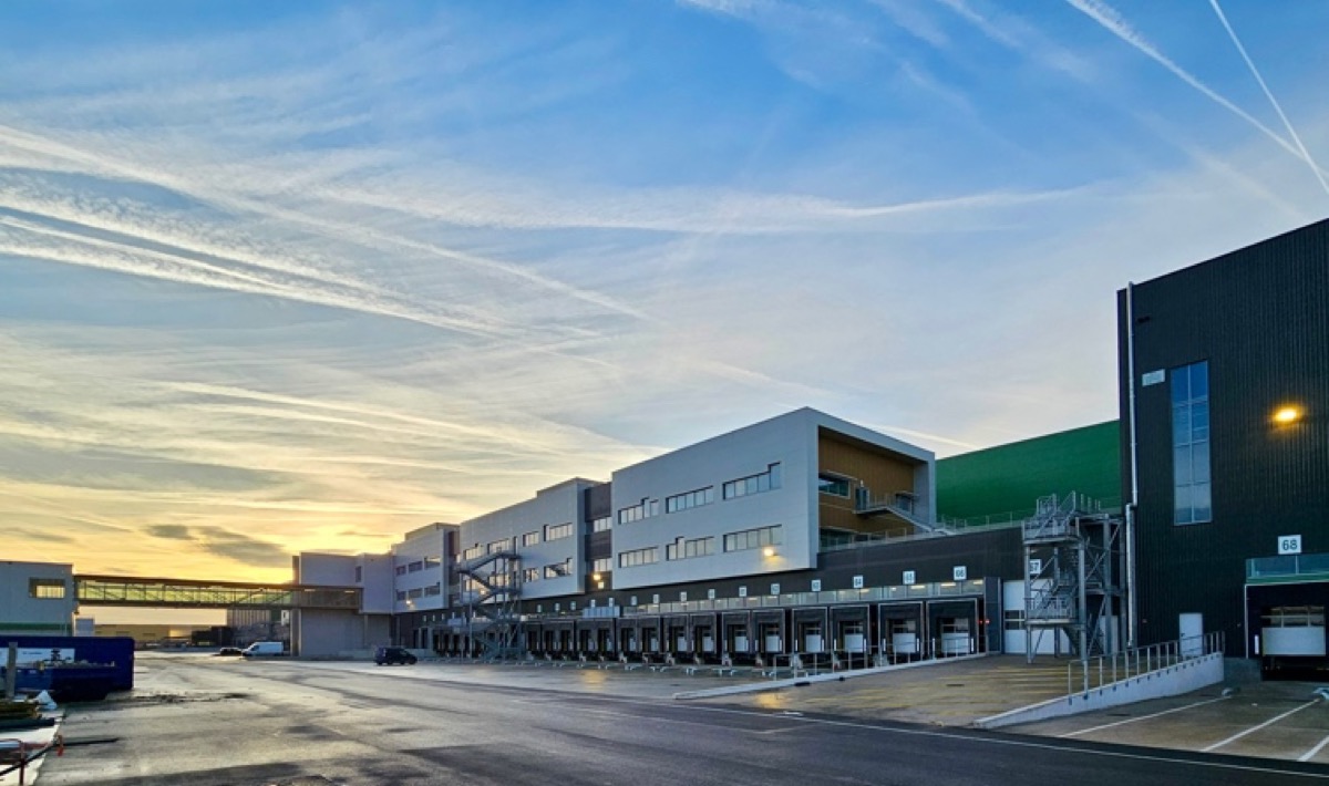 Plateforme logistique avec quais de chargement