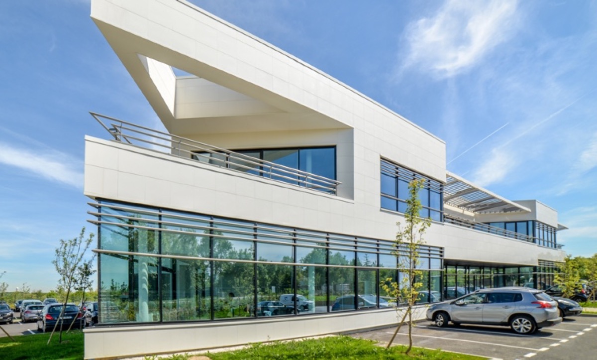 Immeuble de bureaux à façade blanche